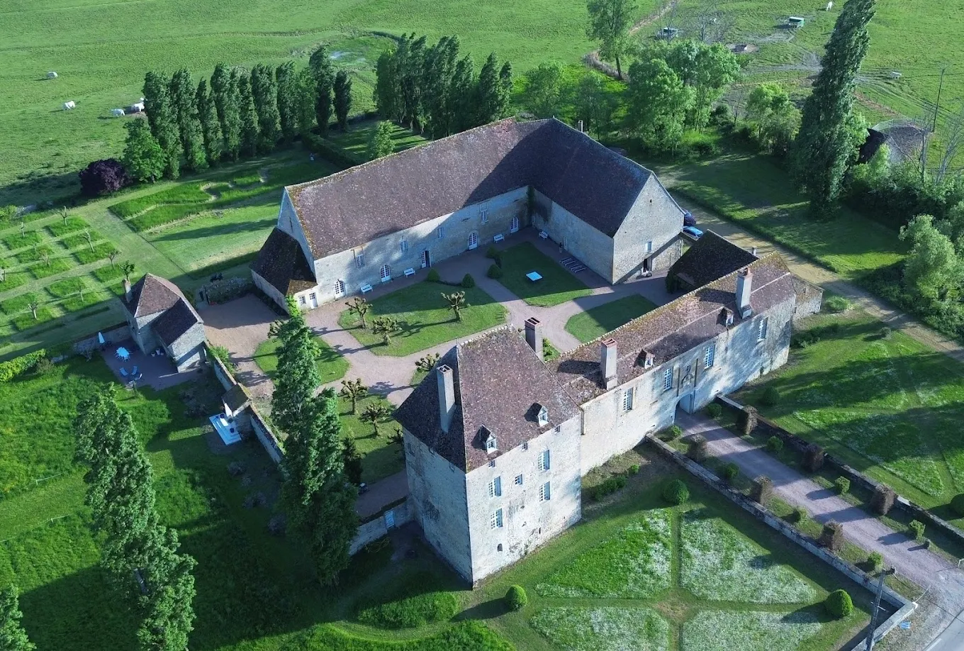 Château de Vesvres, gîtes